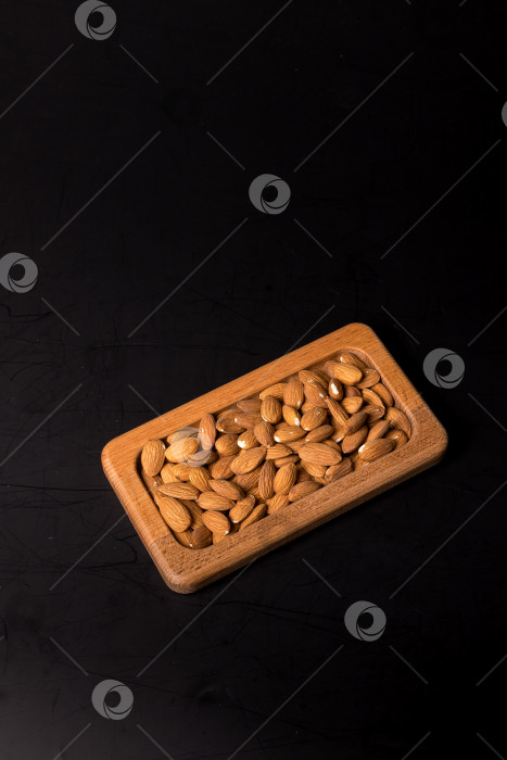 Скачать Дерево минаджи с миндальными орехами на черном фоне фотосток Ozero