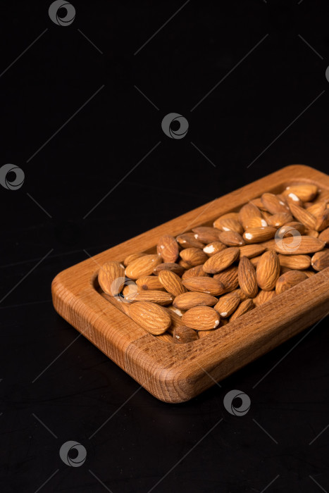 Скачать Дерево минаджи с миндальными орехами на черном фоне фотосток Ozero