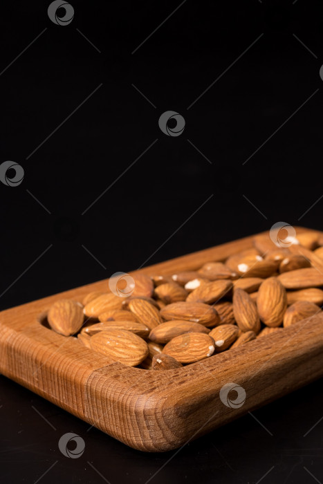 Скачать Дерево минаджи с миндальными орехами на черном фоне фотосток Ozero