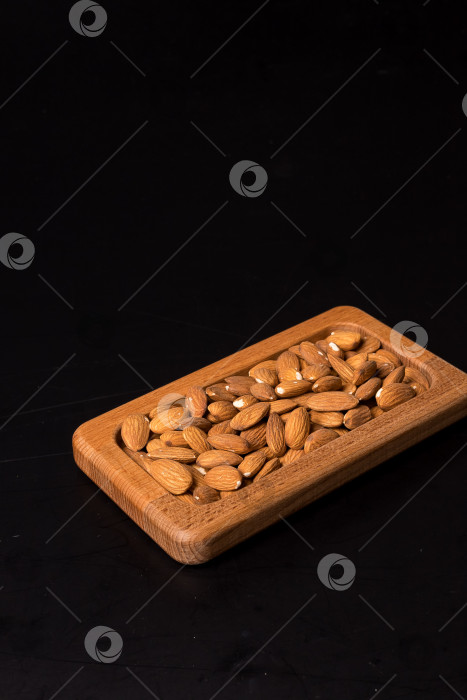 Скачать Дерево минаджи с миндальными орехами на черном фоне фотосток Ozero