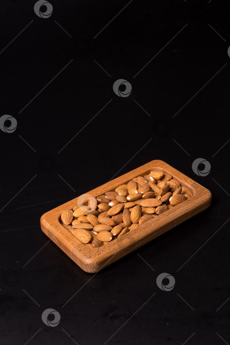 Скачать Дерево минаджи с миндальными орехами на черном фоне фотосток Ozero