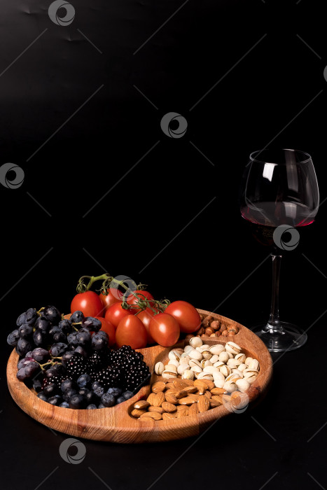 Скачать Пустая круглая минажница из дерева на черном фоне фотосток Ozero