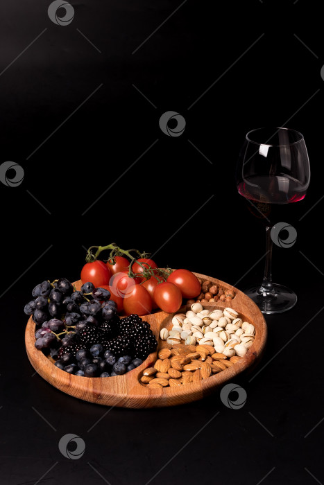 Скачать Пустая круглая минажница из дерева на черном фоне фотосток Ozero