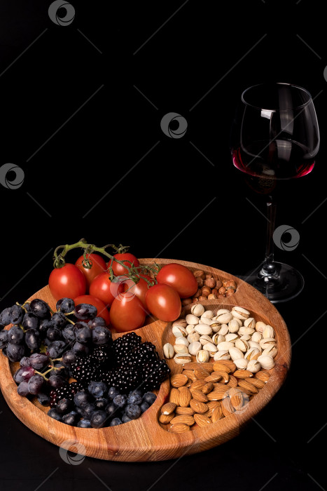 Скачать Пустая круглая минажница из дерева на черном фоне фотосток Ozero