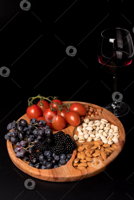 Скачать Пустая круглая минажница из дерева на черном фоне фотосток Ozero