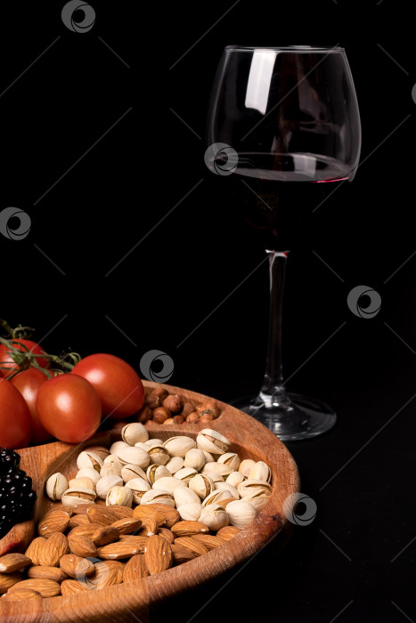 Скачать Пустая круглая минажница из дерева на черном фоне фотосток Ozero