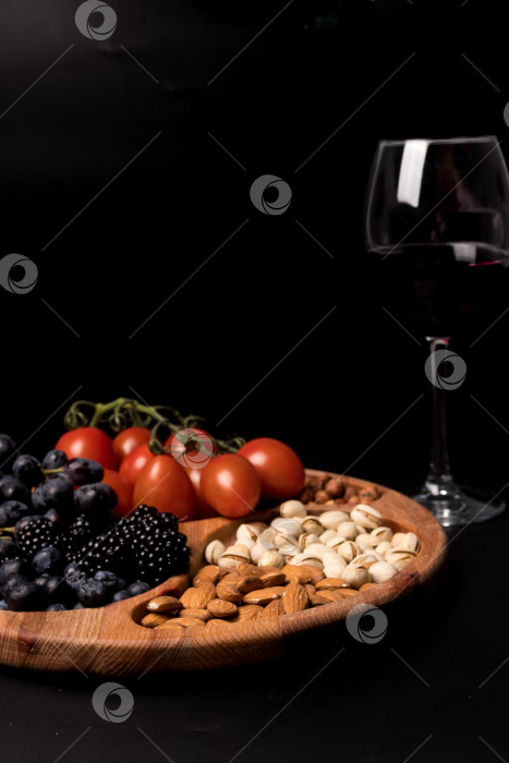 Скачать Пустая круглая минажница из дерева на черном фоне фотосток Ozero