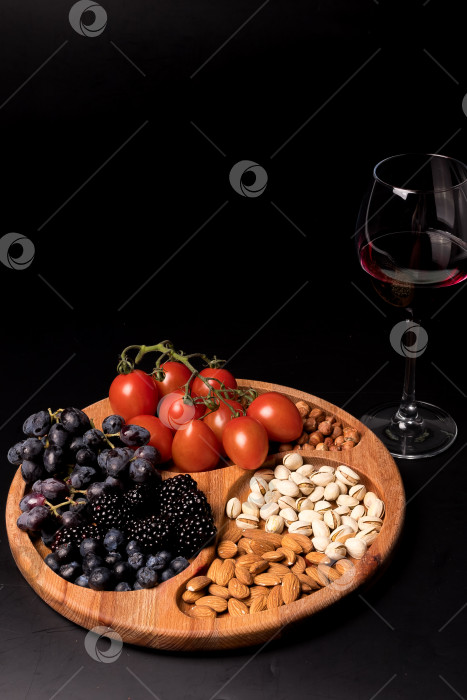 Скачать Пустая круглая минажница из дерева на черном фоне фотосток Ozero