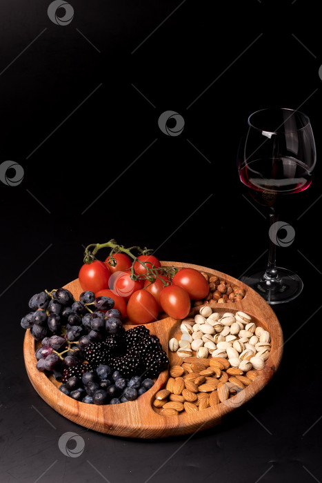 Скачать Пустая круглая минажница из дерева на черном фоне фотосток Ozero