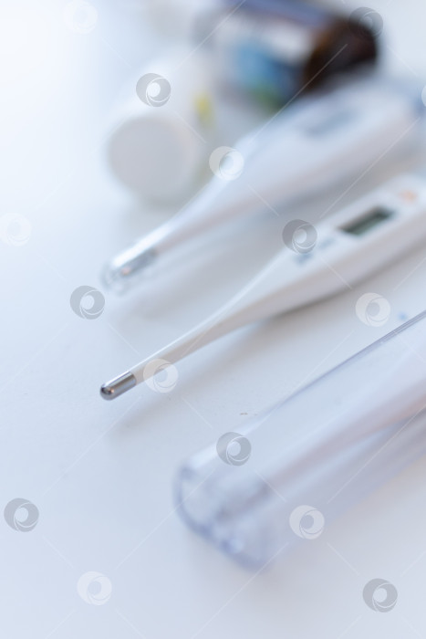 Скачать Электрический термометр не показывает температуру. термометр в футляре для лекарств фотосток Ozero