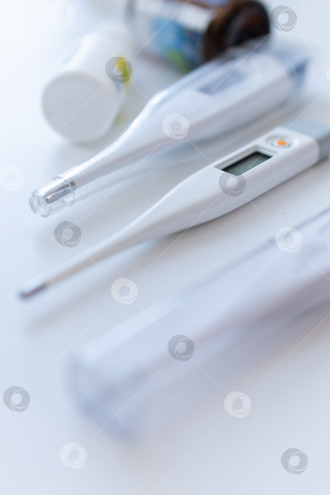 Скачать Электрический термометр не показывает температуру. термометр в футляре для лекарств фотосток Ozero