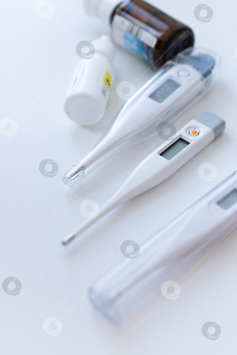 Скачать Электрический термометр не показывает температуру. термометр в футляре для лекарств фотосток Ozero