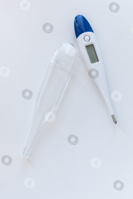 Скачать Электрический термометр не показывает температуру. термометр в футляре на белом фоне. место для текста фотосток Ozero