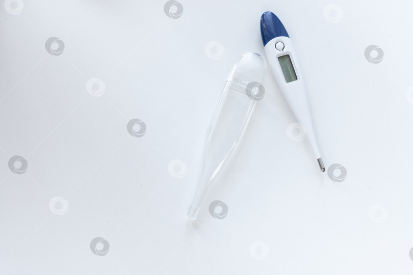 Скачать Электрический термометр не показывает температуру. термометр в футляре на белом фоне. место для текста фотосток Ozero