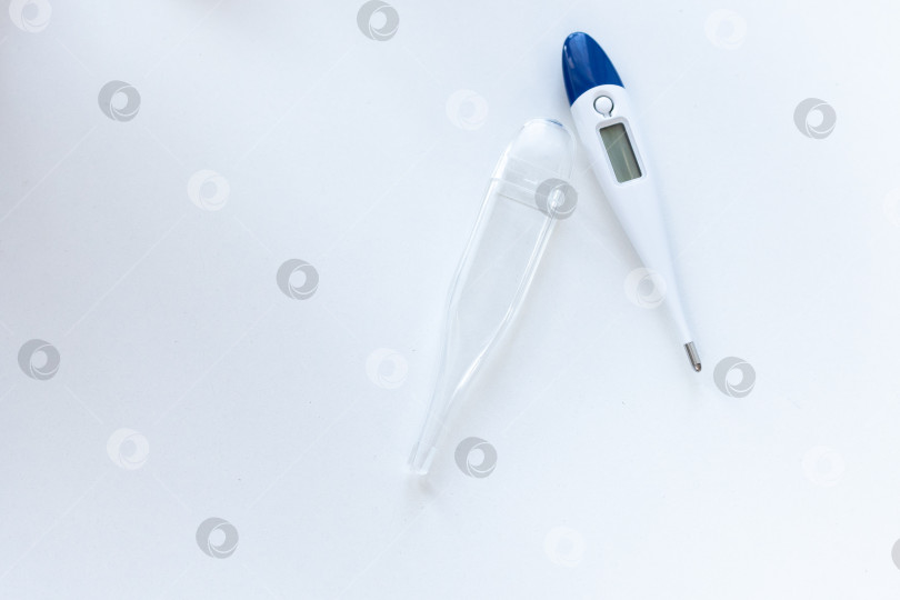 Скачать Электрический термометр не показывает температуру. термометр в футляре на белом фоне. место для текста фотосток Ozero