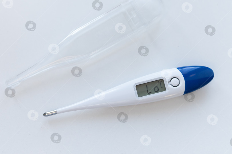 Скачать Электрический термометр не показывает температуру. термометр в футляре на белом фоне. место для текста фотосток Ozero