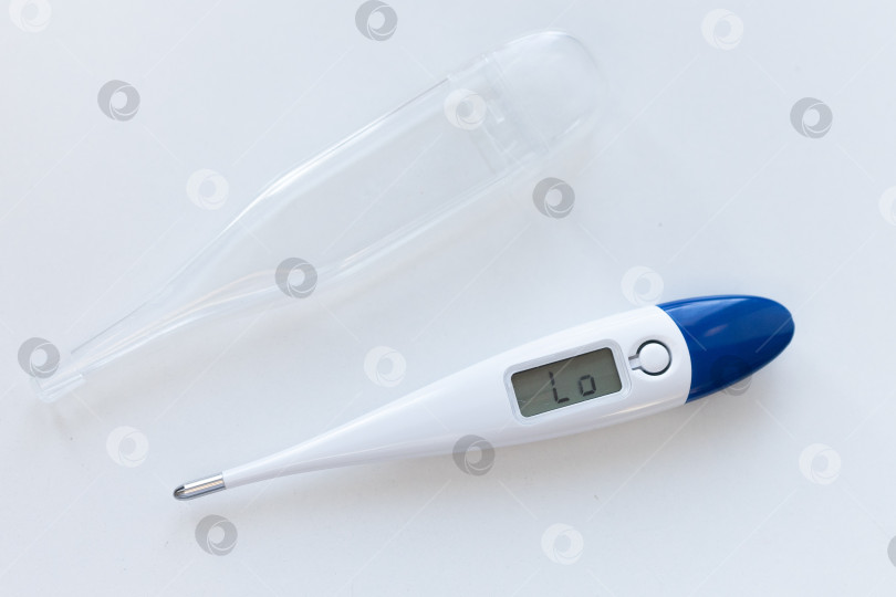 Скачать Электрический термометр не показывает температуру. термометр в футляре на белом фоне. место для текста фотосток Ozero