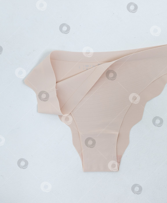 Скачать Бежевые женские трусы на белом фоне фотосток Ozero