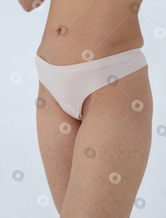 Скачать Бежевые женские трусы на модели. женщина в бежевых шортах-боди фотосток Ozero