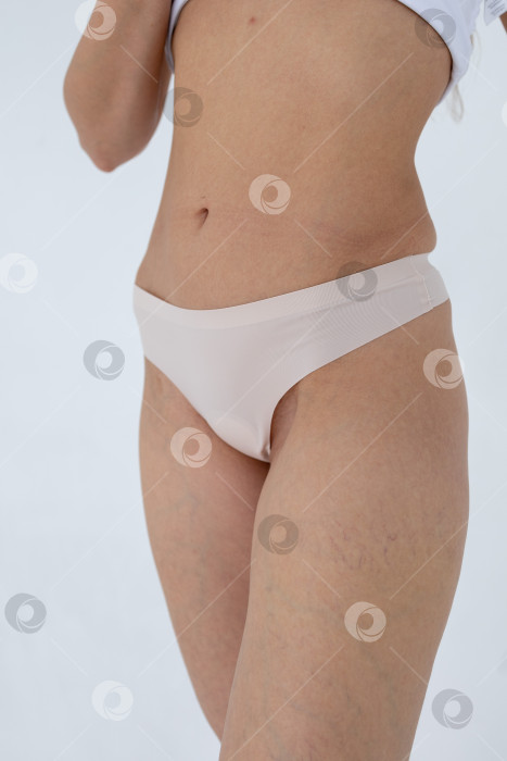 Скачать Бежевые женские трусы на модели. женщина в бежевых шортах-боди фотосток Ozero