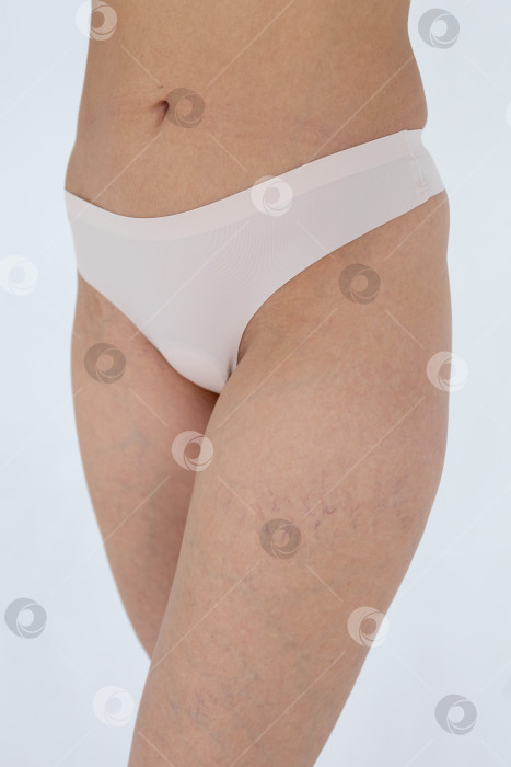 Скачать Бежевые женские трусы на модели. женщина в бежевых шортах-боди фотосток Ozero