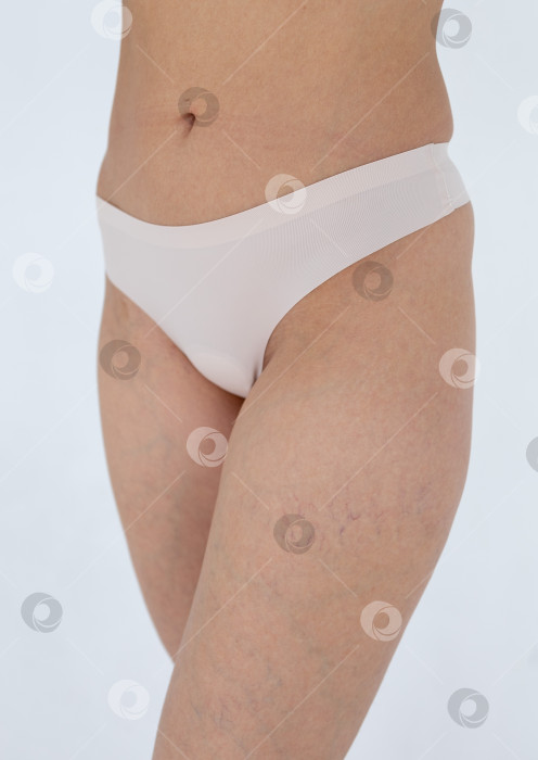 Скачать Бежевые женские трусы на модели. женщина в бежевых шортах-боди фотосток Ozero