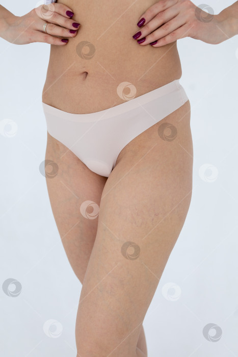 Скачать Бежевые женские трусы на модели. женщина в бежевых шортах-боди фотосток Ozero