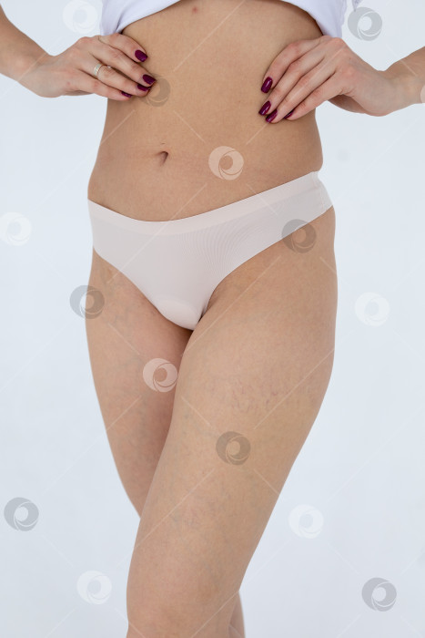 Скачать Бежевые женские трусы на модели. женщина в бежевых шортах-боди фотосток Ozero
