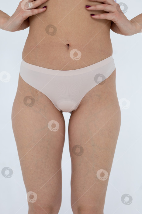 Скачать Бежевые женские трусы на модели. женщина в бежевых шортах-боди фотосток Ozero
