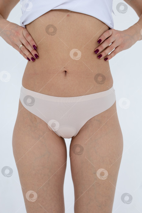 Скачать Бежевые женские трусы на модели. женщина в бежевых шортах-боди фотосток Ozero