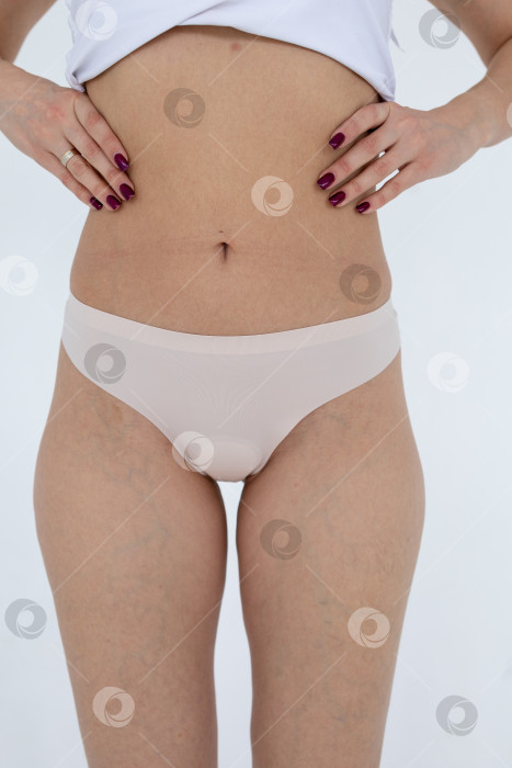 Скачать Бежевые женские трусы на модели. женщина в бежевых шортах-боди фотосток Ozero