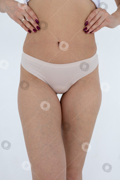 Скачать Бежевые женские трусы на модели. женщина в бежевых шортах-боди фотосток Ozero