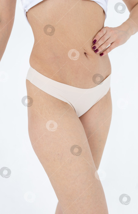 Скачать Бежевые женские трусы на модели. женщина в бежевых шортах-боди фотосток Ozero
