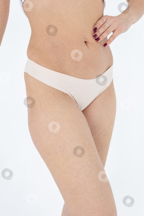 Скачать Бежевые женские трусы на модели. женщина в бежевых шортах-боди фотосток Ozero