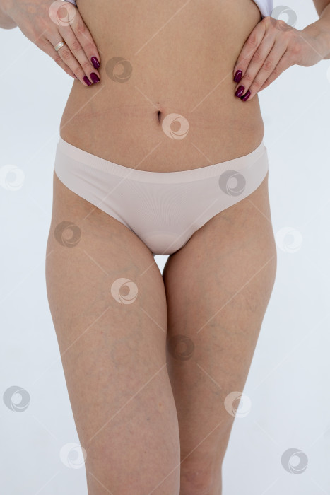 Скачать Бежевые женские трусы на модели. женщина в бежевых шортах-боди фотосток Ozero