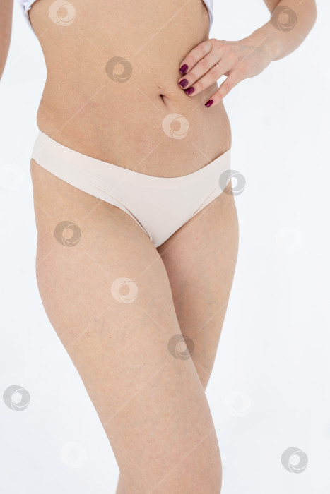 Скачать Бежевые женские трусы на модели. женщина в бежевых шортах-боди фотосток Ozero