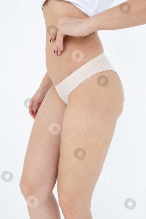 Скачать Бежевые женские трусы на модели. женщина в бежевых шортах-боди фотосток Ozero
