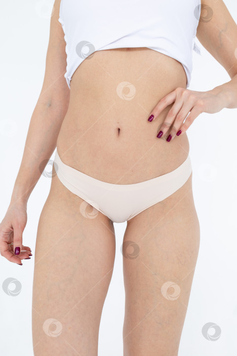 Скачать Бежевые женские трусы на модели. женщина в бежевых шортах-боди фотосток Ozero