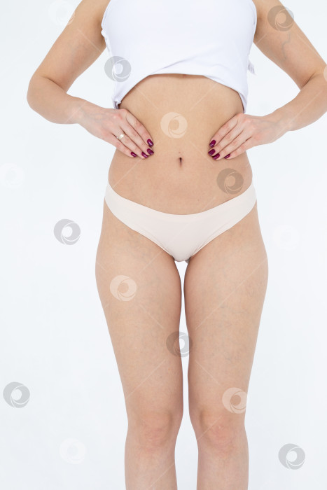 Скачать Бежевые женские трусы на модели. женщина в бежевых шортах-боди фотосток Ozero