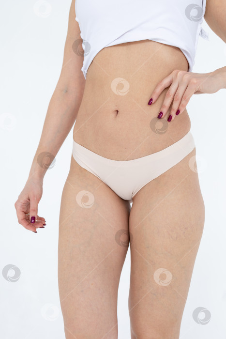 Скачать Бежевые женские трусы на модели. женщина в бежевых шортах-боди фотосток Ozero