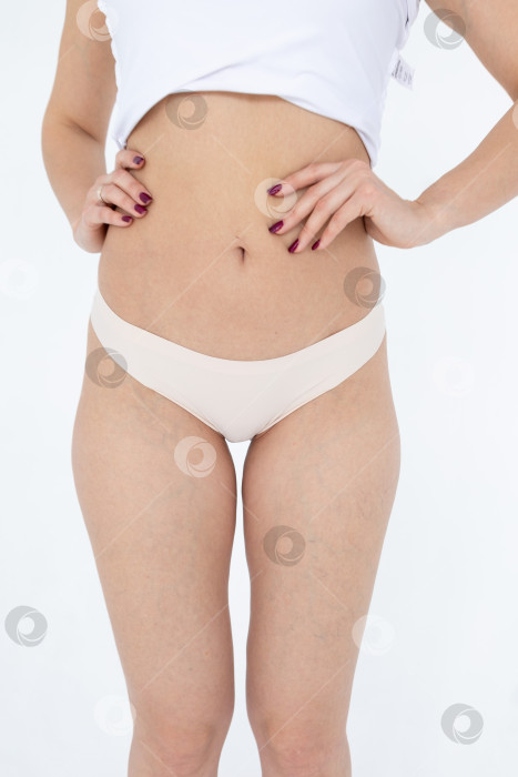 Скачать Бежевые женские трусы на модели. женщина в бежевых шортах-боди фотосток Ozero