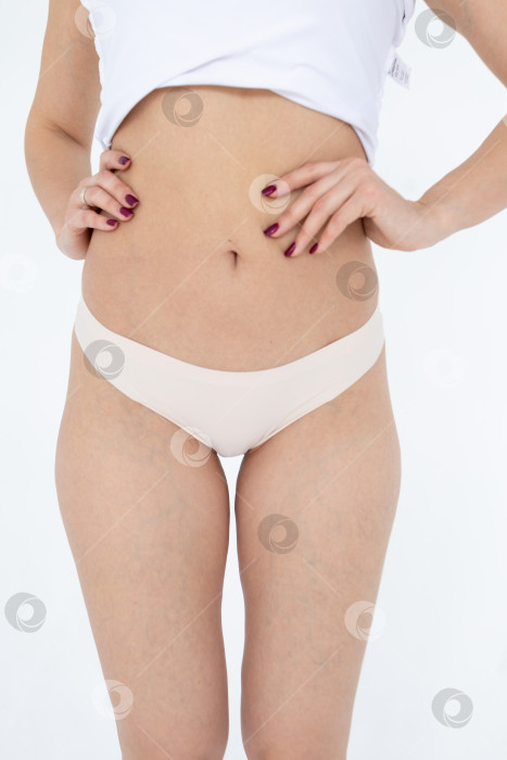 Скачать Бежевые женские трусы на модели. женщина в бежевых шортах-боди фотосток Ozero