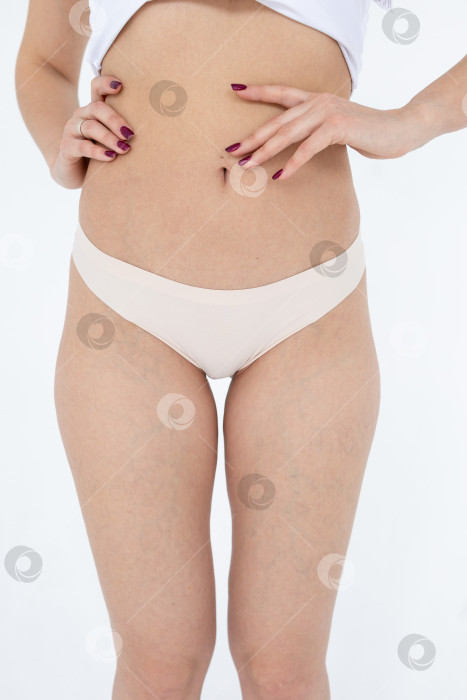 Скачать Бежевые женские трусы на модели. женщина в бежевых шортах-боди фотосток Ozero
