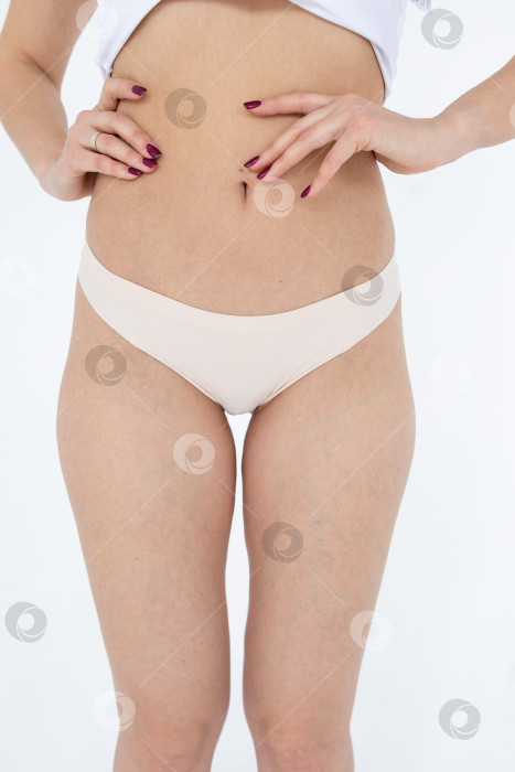 Скачать Бежевые женские трусы на модели. женщина в бежевых шортах-боди фотосток Ozero