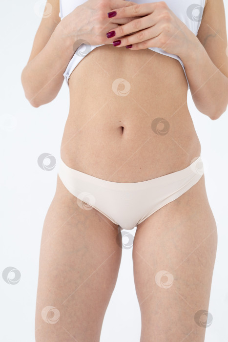 Скачать Бежевые женские трусы на модели. женщина в бежевых шортах-боди фотосток Ozero