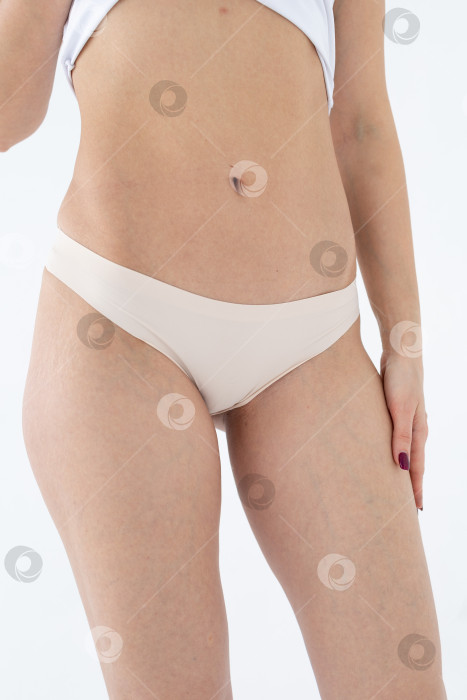 Скачать Бежевые женские трусы на модели. женщина в бежевых шортах-боди фотосток Ozero