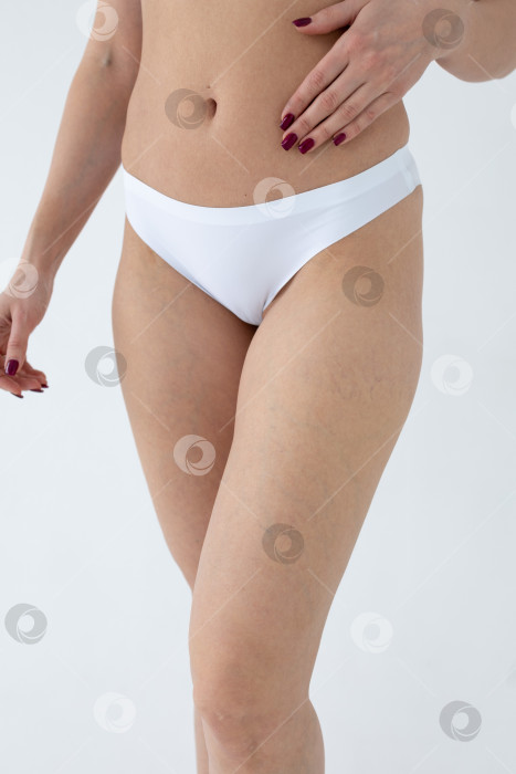 Скачать Бежевые женские трусы на модели. женщина в бежевых шортах-боди фотосток Ozero