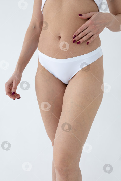 Скачать Бежевые женские трусы на модели. женщина в бежевых шортах-боди фотосток Ozero