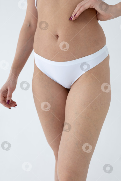 Скачать Бежевые женские трусы на модели. женщина в бежевых шортах-боди фотосток Ozero