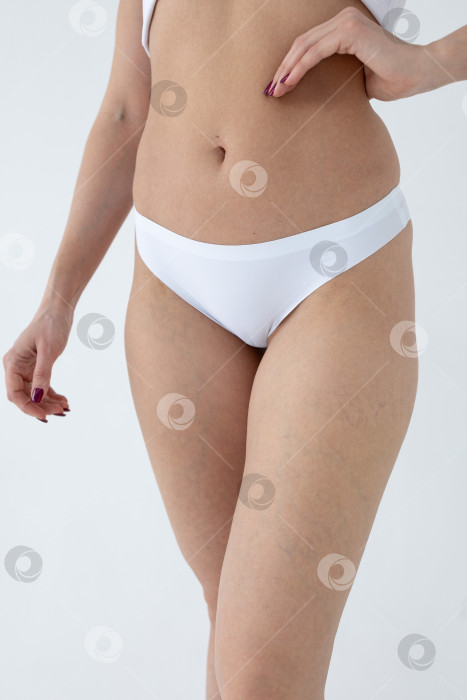 Скачать Бежевые женские трусы на модели. женщина в бежевых шортах-боди фотосток Ozero